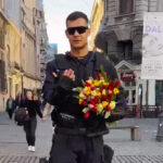 (VIDEO) Jandarmul Vlad loveşte din nou. De 1 Martie acesta a împărțit flori pe stradă, iar doamnele și domnișoarele nu au rămas indiferente