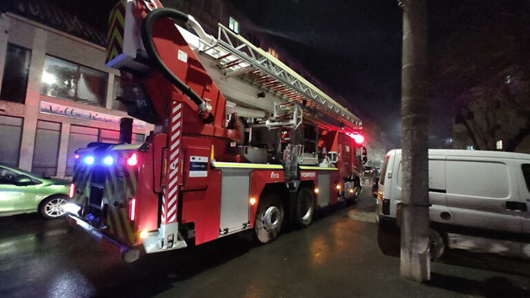 Incendiu Mangalia - pompieri noaptea