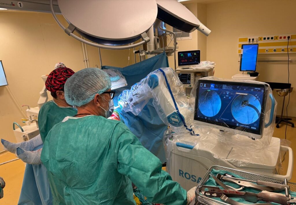Primele proteze de șold implantate robotic