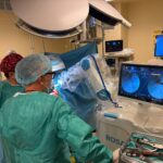 Primele proteze de șold implantate robotic