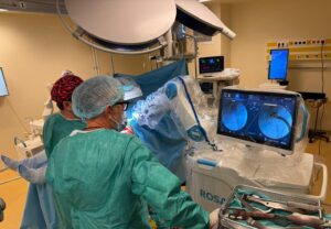 Primele proteze de șold implantate robotic
