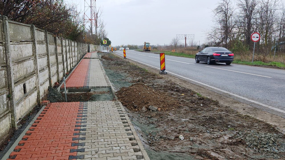 Continuă lucrările la trotuarul dintre 2 Mai și Vama Veche