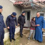 Jandarmii constănțeni, alături de o vârstnică din Vârtop