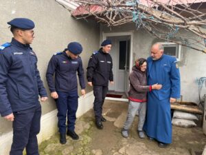 Jandarmii constănțeni, alături de o vârstnică din Vârtop