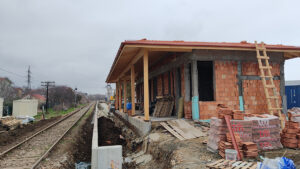 gările din Neptun și Costinești, cu o lună înainte de începerea sezonului estival