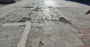 Dalele din fața Casei de Cultură